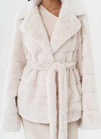 Короткая шуба из эко меха с английским воротником фото