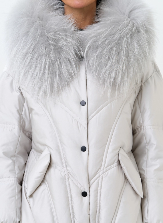 Женский пуховик с мехом енота на капюшоне фото