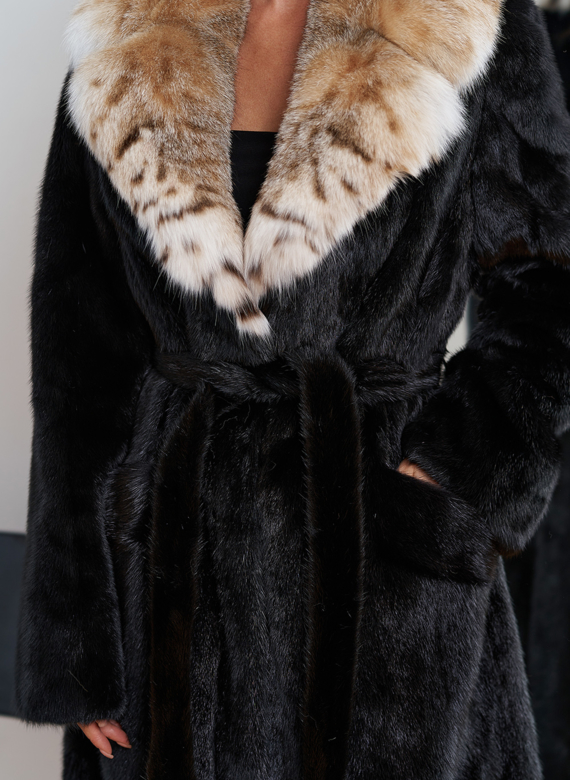 Женская шуба из меха норки с воротником из меха рыси