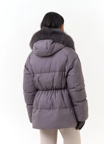 Женский пуховик с мехом песца на капюшоне фото