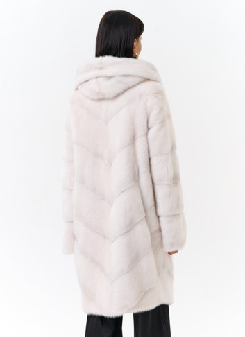 Светлая норковая шуба с капюшоном