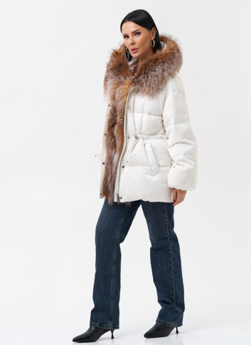 Женский пуховик с отделкой из меха лисы