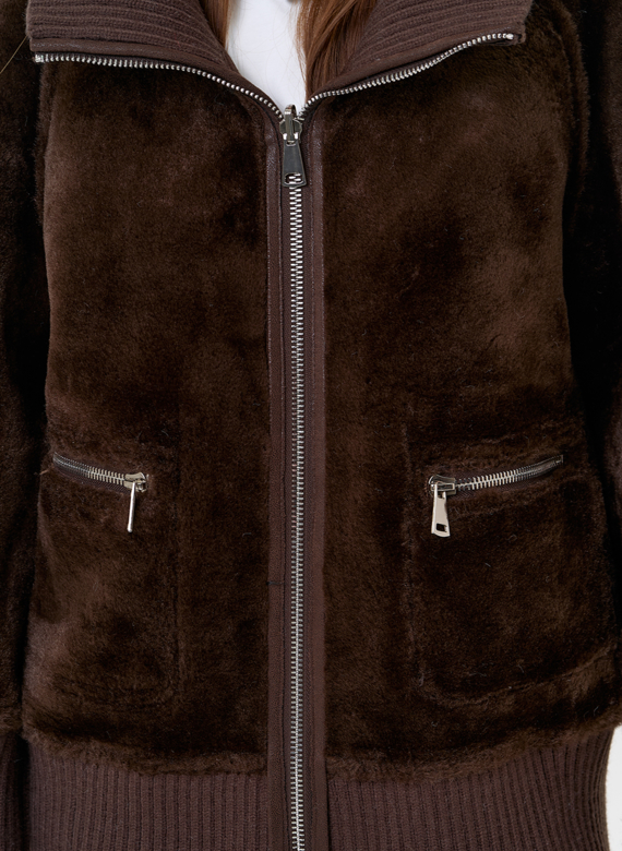 Женский двухсторонний бомбер из эко замши в коричневом цвете