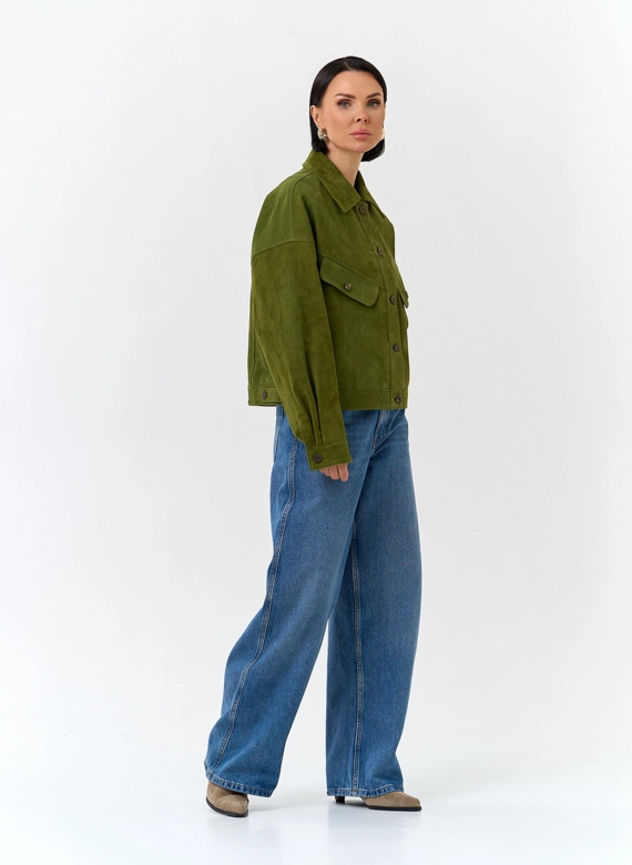 Женская куртка из натуральной замши зеленого цвета