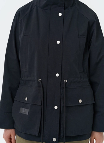 Женская ветровка черного цвета