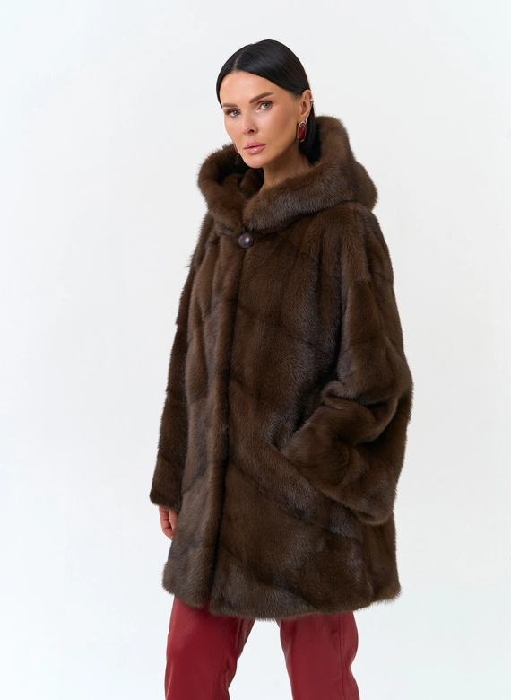 Женская шуба из меха норки с капюшоном фото