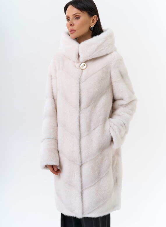 Светлая норковая шуба с капюшоном