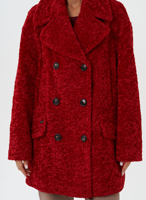 Яркое двубортное пальто с английским воротником