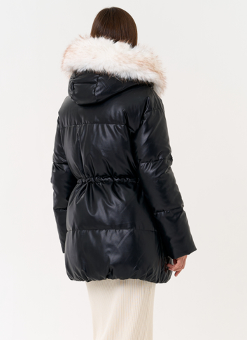 Женский пуховик из эко кожи с отделкой из эко меха