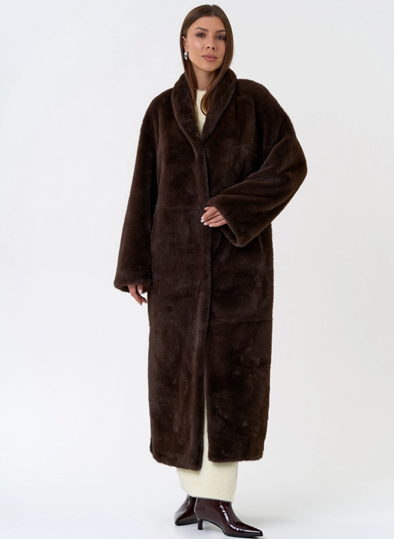 Длинное пальто из эко меха с декоративным поясом