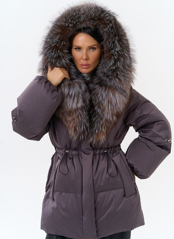 Женский пуховик с капюшоном из меха блюфрост