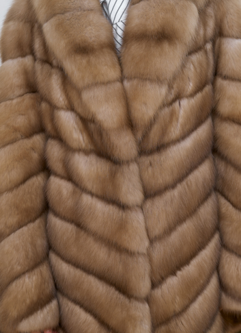 Женская шуба из куницы с воротником шаль