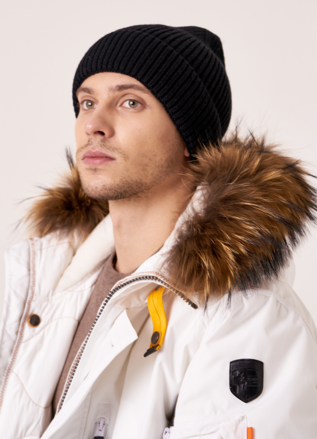 Шапка мужская черного цвета модель № MMH9937/3 меха малина