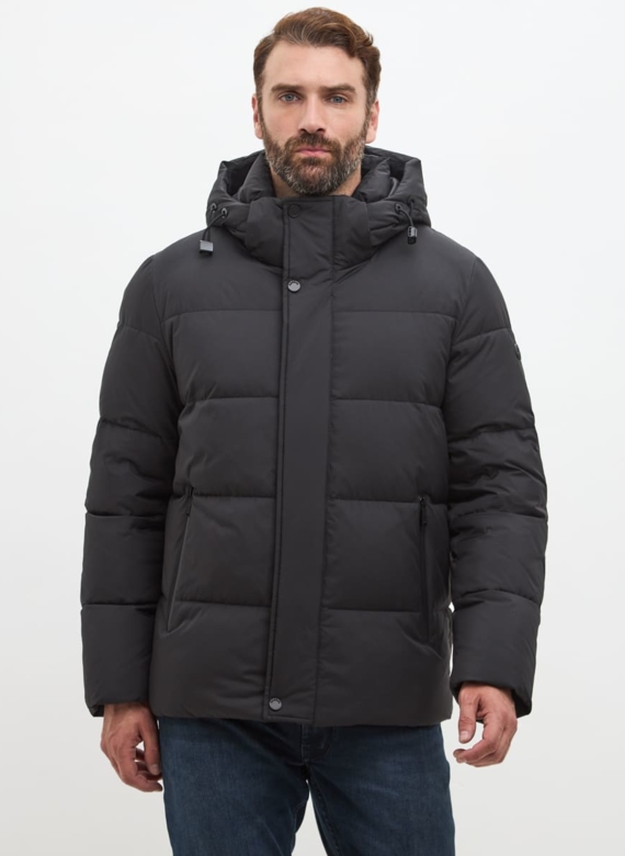 Мужской пуховик черного цвета 
