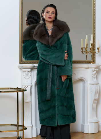 Норковая шуба с капюшоном из меха куницы