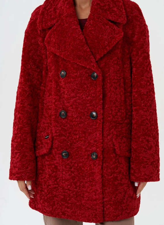 Яркое двубортное пальто с английским воротником