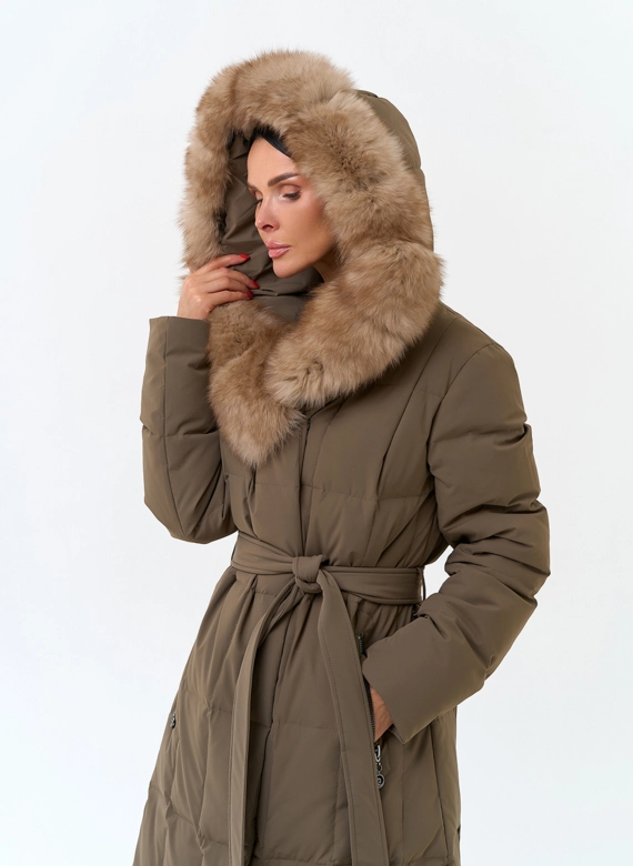 Женский пуховик с мехом песца на капюшоне фото